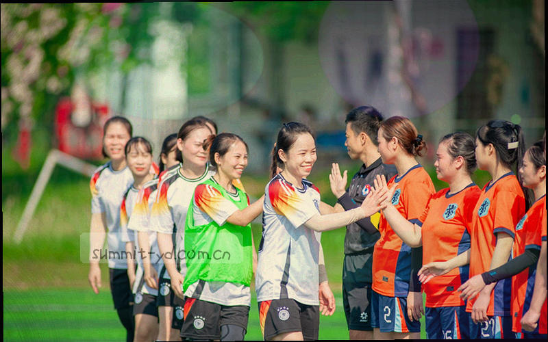 云顶CN客户服务耳机与云形装饰插画